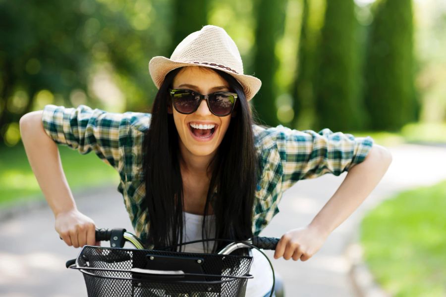 Frau mit Fahrrad.