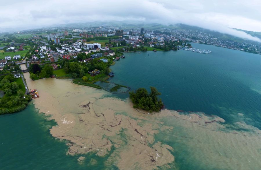 Der Zuger- und der Ägerisee sind stellenwiese über die Ufer getreten.