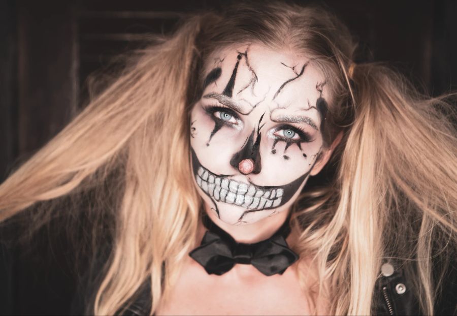 Gruseliges Halloween Make-up einer Frau mit blonenden Haaren