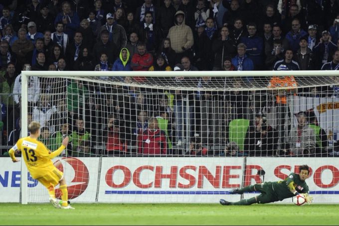 Yann Sommer pariert im Cupfinal 2012 gegen den Luzerner Florian Stahel. Yann Sommer