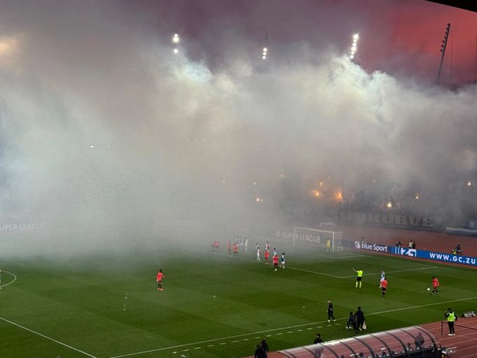 Nach dem 1:0 sorgen die FCZ-Fans für Nebel. FC Zürich