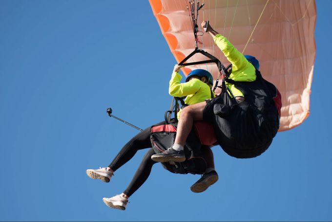 Bei einem Tandemflug können Anfänger und Neulinge das Paragliding für sich entdecken. Tandemflug, Gleitschirm