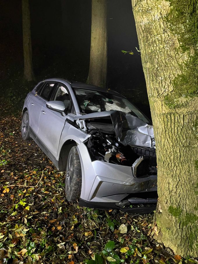 Autofahrer prallt in Pfaffnau in Baum. Unfall in Pfaffnau