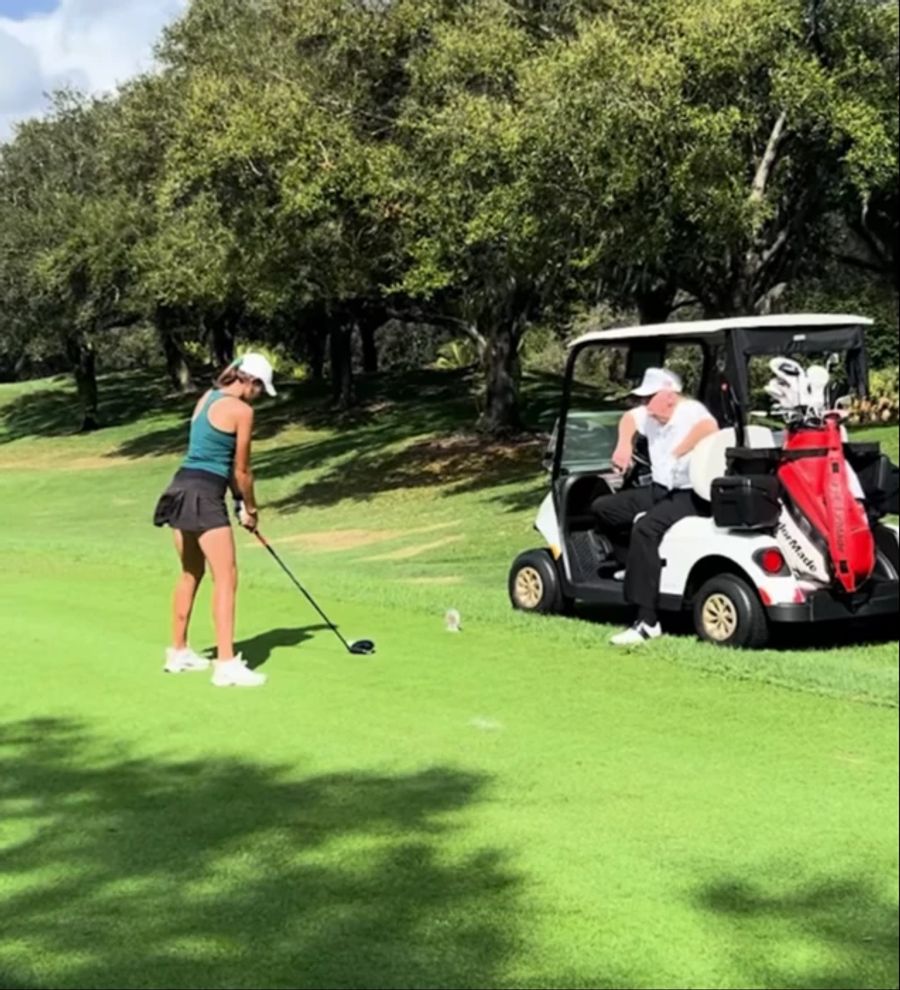 Hier schaut der künftige US-Präsident seiner Enkelin beim Golfspielen zu.