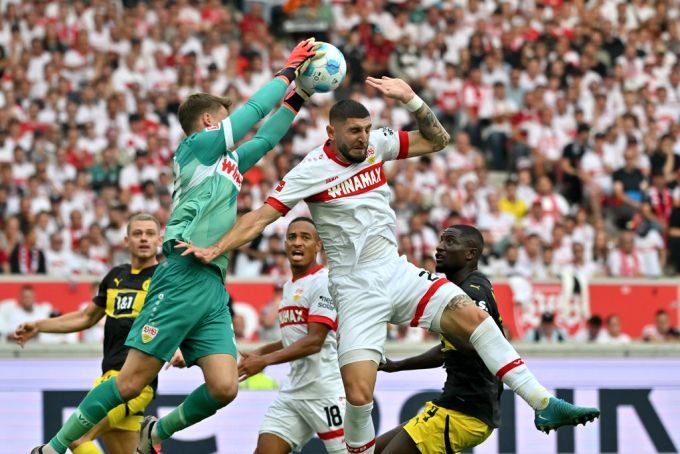 Bundesliga: Alexander Nübel (l) hält einen Ball vor Stutgarts Jeff Chabot (r). Bundesliga