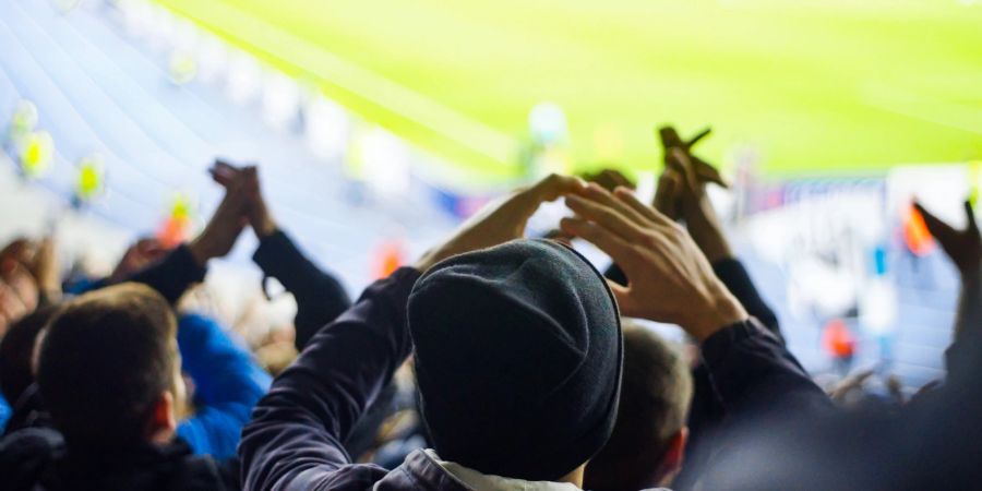 Fussballfeld Stadion Fankurve Männer