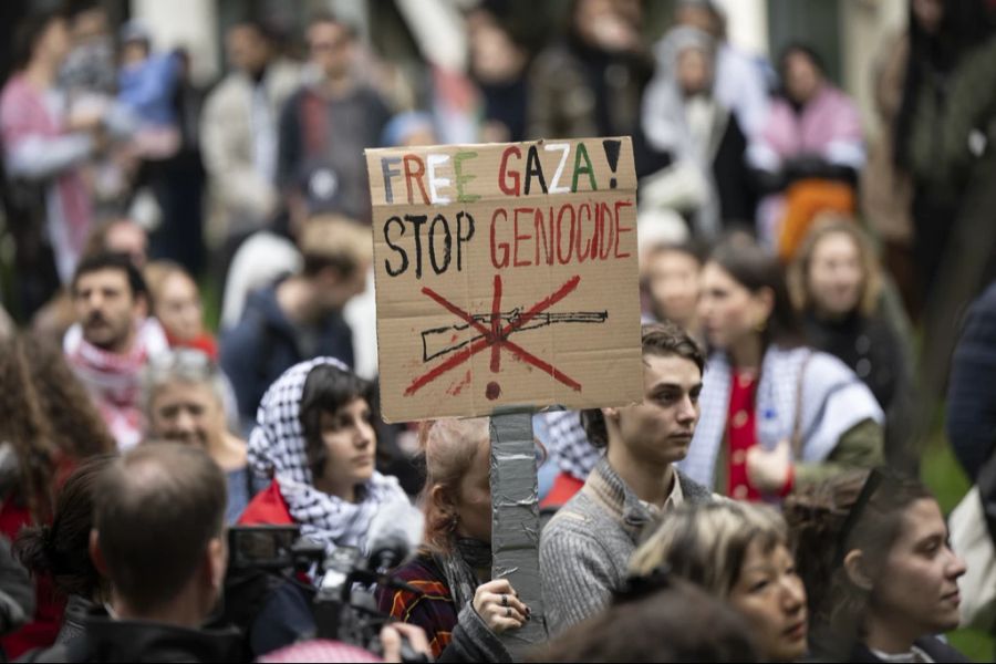 Die Demonstranten fordern Frieden und die Befreiung der Palästinenser.