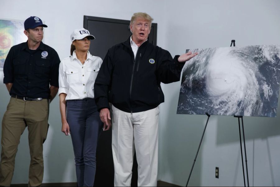 Brock Long von der Katastrophenschutzbehörde FEMA und First Lady Melania Trump schauen zu, während US-Präsident Donald Trump über die Reaktion auf Kategorie-5-Hurrikan Michael spricht, am 15. Oktober 2018.