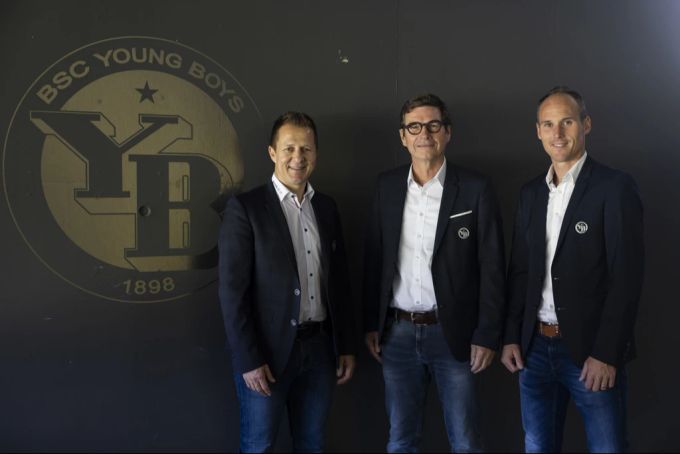 VR-Präsident Hanspeter Kienberger (Mitte) neben Christoph Spycher (VR-Delegierter Sport) und Sportchef Steve von Bergen. YB