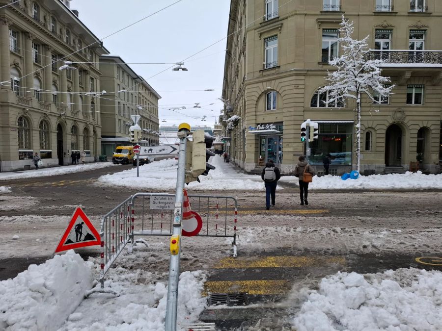 Unweit vom Bahnhof liegt eine Ampel auf der Strasse.