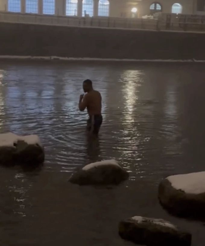 Brrrr! Bei Minustemperaturen trainiert Brian in der Zürcher Limmat. wetter