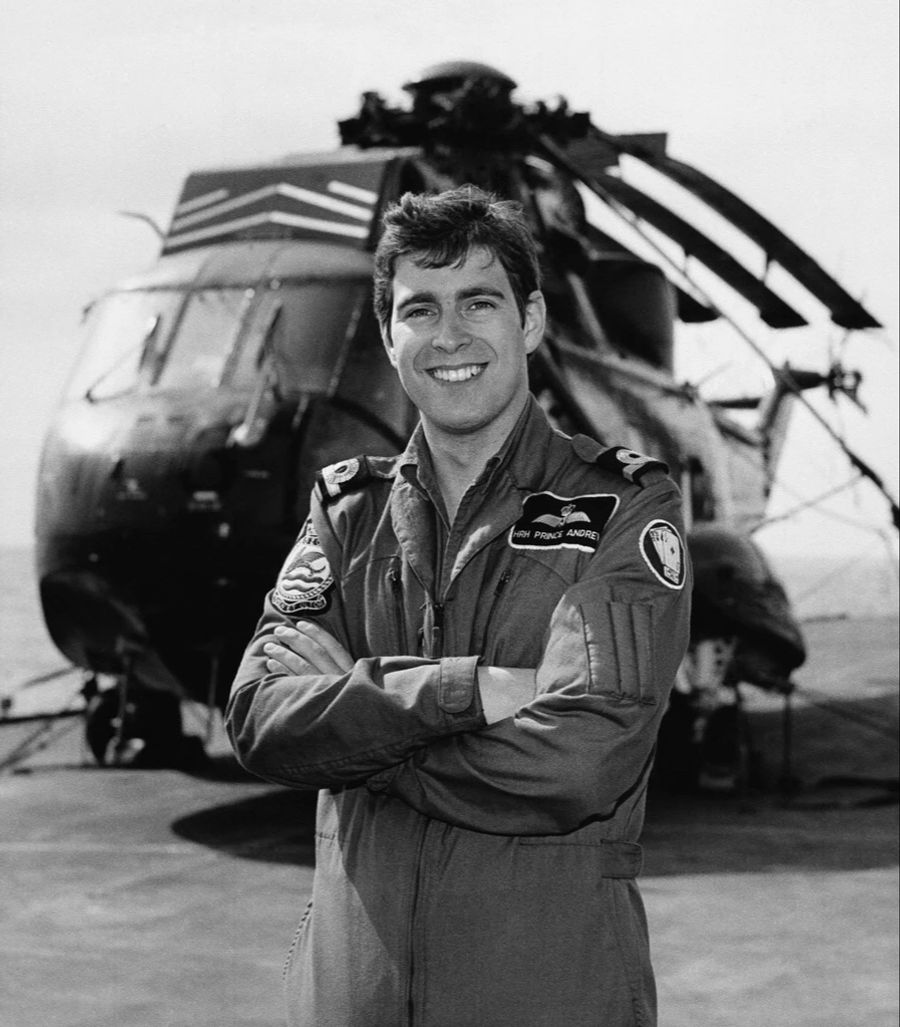 Während des Falkland-Kriegs diente Andrew als Helikopterpilot in der Navy.