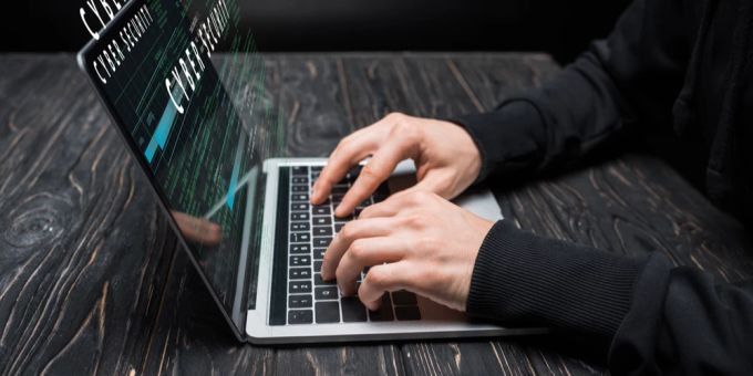 Swatting ist in Deutschland strafbar. Cyberkrimineller Laptop Kapuzenpullover