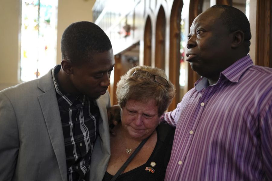 Nach dem Gottesdienst zur Unterstützung der Haitianer umarmen sich Gemeindemitglieder. In der Stadt ist man extrem besorgt.