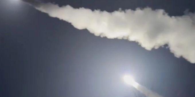 Dieses Bild stammt aus einem Video, das ein mit dem ukrainischen Militär verbundener Telegram-Kanal veröffentlichte. Der Kanal behauptet, es zeige von den USA gelieferte ATACMS-Raketen, die von einem ungenannten Ort in der Ukraine abgefeuert werden. (Lachen Pyshe Telegram via AP) ukraine atacms rakete