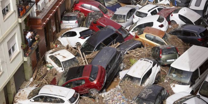 Zahlreiche Autos wurden nach dem Unwetter in Spanien weggespült. Autos
