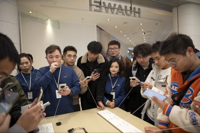 Die Mate-70-Serie von Huawei löste grossen Andrang in den Stores in China aus. huawei mate 70