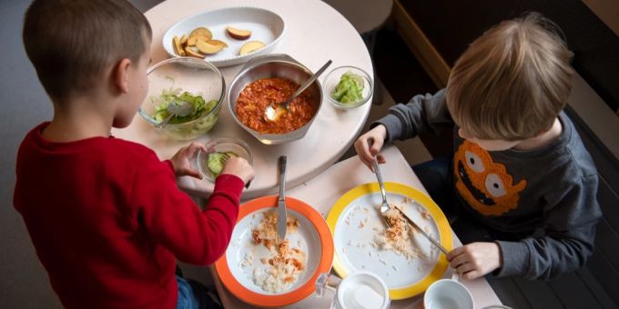 Hunderte Schüler müssen in Basel pro Tag mit Mittagsmenüs versorgt werden. (Symbolbild) Tagesstruktur Mittagessen Lieferanten Basel
