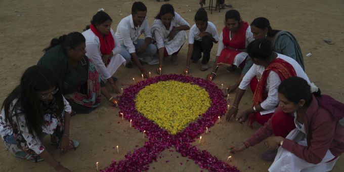 Mitglieder einer Nichtregierungsorganisation (NRO) stellen am Vorabend des Welt-AIDS-Tages in Ahmedabad, Indien, am Samstag, den 30. November 2024, Kerzen um ein Symbol der «roten Schleife» auf, dem universellen Symbol für das Bewusstsein und die Unterstützung von Menschen, die mit HIV leben. Welt-AIDS-Tag