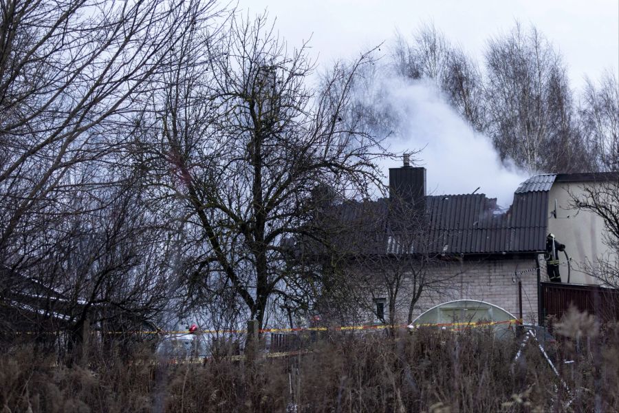 Das abgestürzte DHL-Flugzeug setzte ein Haus in Brand. Die Bewohnenden konnten evakuiert werden.