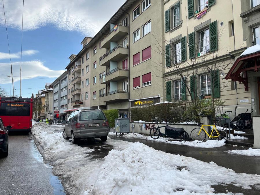 Die Berner Neubrückstrasse: Wegen der Schneewälle am Strassenrand können Autos kaum mehr parkieren.