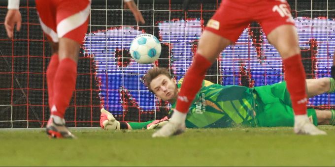 Frederik Rönnow pariert den Penalty von Vincenzo Grifo. Union Berlin