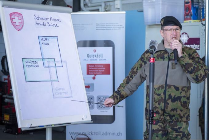 Aldo C. Schellenberg, damals Chef Kommando Operationen und Stellvertretender Chef der Armee, spricht anlässlich der wegen der Corona-Pandemie eingeführten Schengen-Grenzkontrollen, am 31. März 2020 in Boncourt JU. Aldo C. Schellenberg