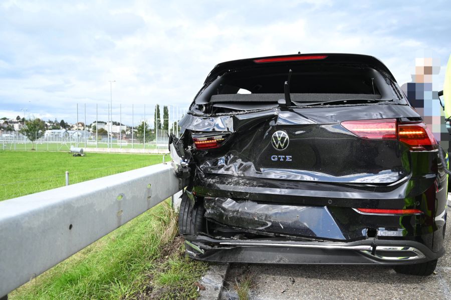 Ein Auto wurde gegen Randleitplanke gedrückt.