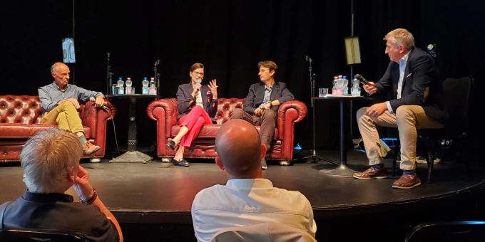Am 27. August 2024 fand das 17. Freiheitspodium im Sudhaus auf dem ehemaligen Warteck-Areal im Kleinbasel statt. Im Gespräch sind (von links nach rechts) Andeas Brenner, Eva Biland, Christian Keller und 17. Freiheitspodium