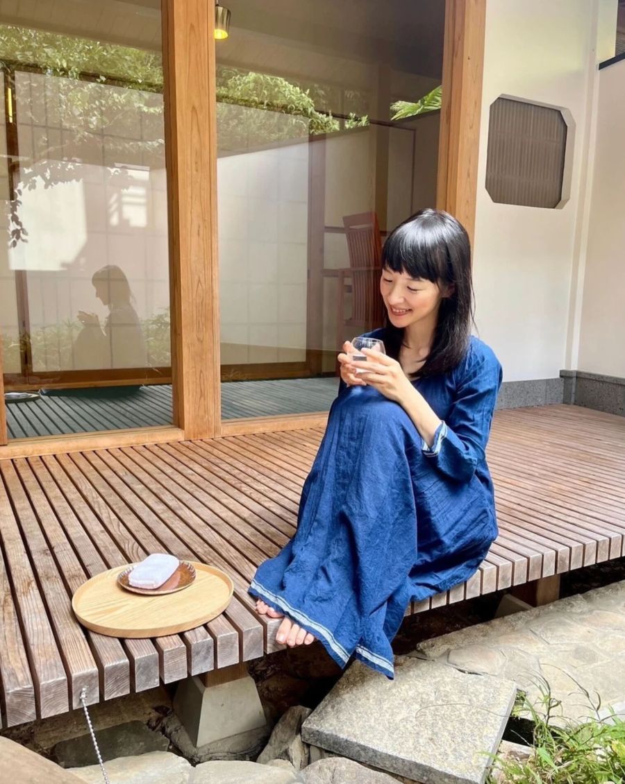 marie kondo, sitzend auf terrasse