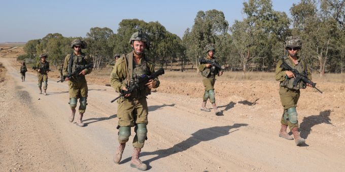 Israelische Soldaten patrouillieren entlang der Grenze zum Gazastreifen, an einem ungenannten Ort im Süden Israels, 13. Juni 2024. (Symbolbild) Israelische Soldaten