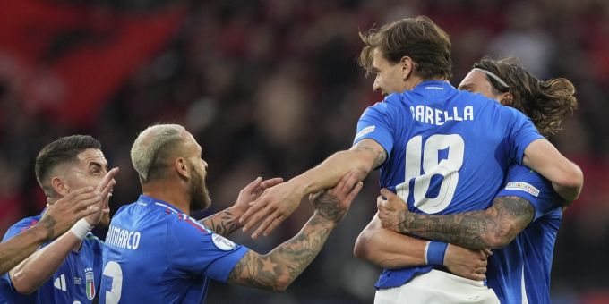 Jubel bei den italienischen Spielern nach dem Tor zum 2:1 gegen Albanien durch Nicolo Barella. EM 2024