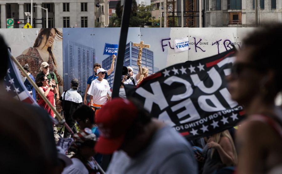 Anhänger von Donald Trump versammeln sich beim Gerichtstermin in Miami vor dem Bundesgerichtsgebäude. Der Ex-Präsident plädierte in der 45-Minütigen Verhandlung auf «nicht schuldig».