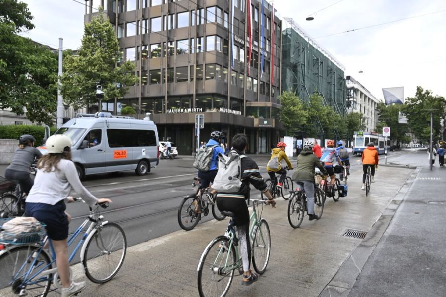 Am Freitagabend fuhren erneut hunderte Velofahrerinnen und Velofahrer im Rahmen der «Critical Mass» durch Zürich.