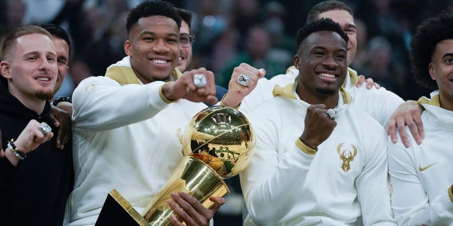 Giannis und Thanasis Antetokounmpo werden auch in der kommenden NBA-Saison im gleichen Team spielen.