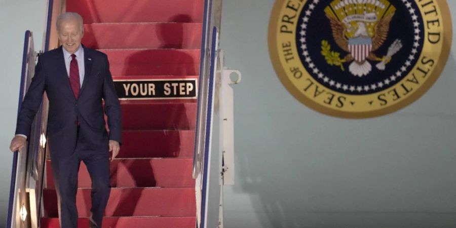 US-Präsident Joe Biden kurz nach seiner Landung auf dem Flughafen Stansted in London. Foto: Kin Cheung/AP/dpa