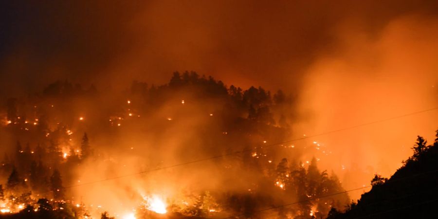 Die Flammen schiessen oberhalb von Bitsch und Ried-Mörel im Oberwallis lichterloh in den Himmel.