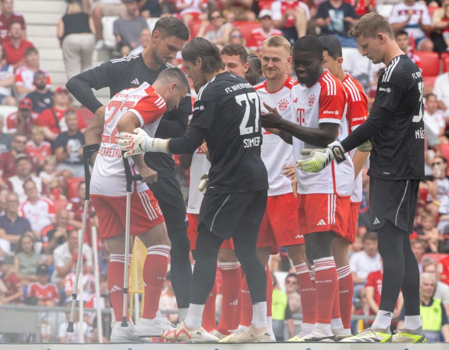 Yann Sommer (Mitte) und Alexander Nübel (rechts) haben Bayern München verlassen.