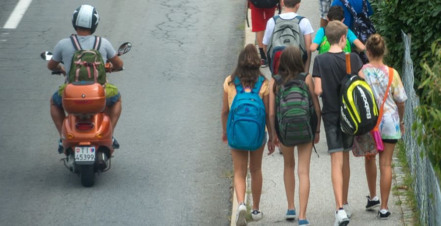 Die klare Bitte von Turgi AG deshalb: «Vermeiden und verzichten Sie auf Elterntaxis.» Der Schulweg würde die Kinder in ihrer persönlichen Entwicklung unterstützen. (Symbolbild)