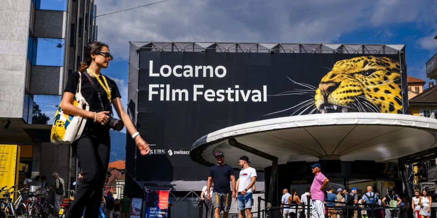 Eine Frau geht am Logo des Filmfestivals Locarno vorbei.