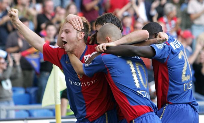 Jubeltraube: Ivan Rakitic (l.) und Mladen Petric (m.) im Dress des FC Basel Petric Rakitic FC Basel