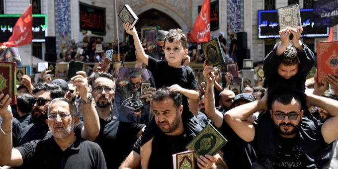 Libanesische Muslime und Hisbollah-Anhänger tragen Kopien des Korans, als sie nach dem Freitagsgebet in einem südlichen Vorort von Beirut, Libanon, am 21. Juli 2023 an einem Protest gegen die Schändung des Korans in Schweden teilnehmen. Protest