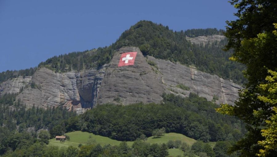 So sieht die 31 x 31 Meter grosse Schweizer Fahne in Vitznau LU im Normalfall aus.