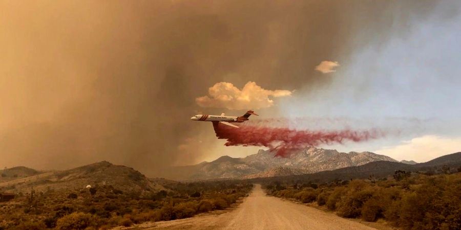 Ein Löschflugzeug ist über dem Mojave National Preserve im Einsatz, einem Schutzgebiet im US-Bundesstaat Kalifornien.