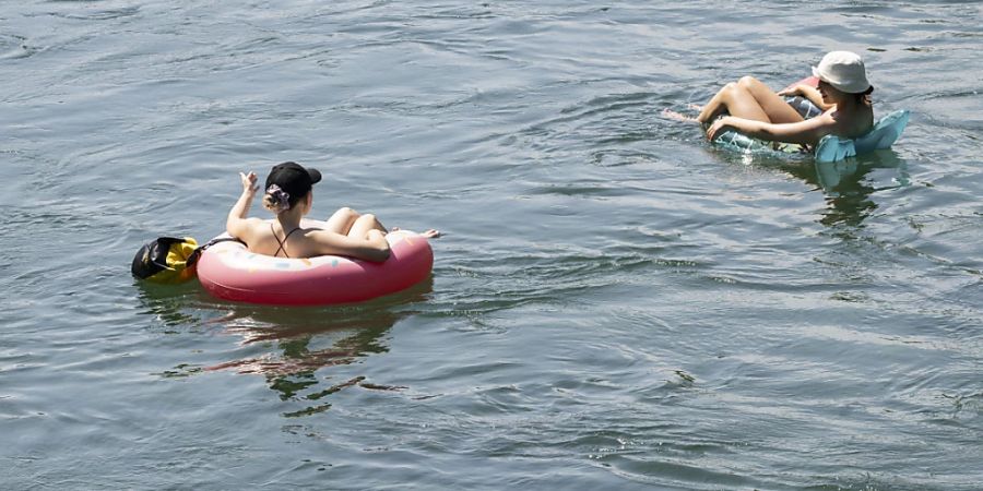 Über mangelnde Wärme kann sich niemand beklagen: Abkühlung in der Limmat bei 35 Grad am 11. Juli. (Archivbild)