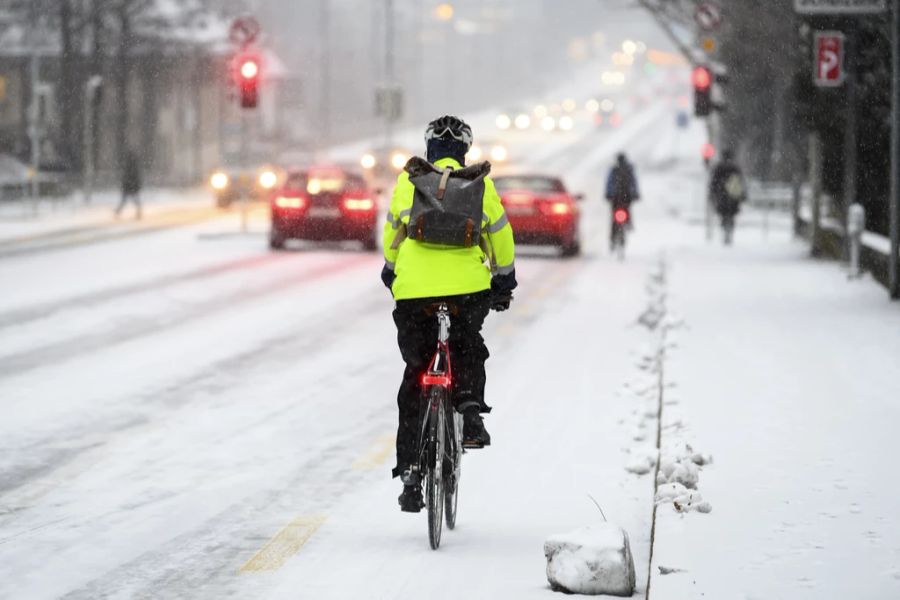 Auch die Polizeien halten aus Sicherheitsgründen zum Fahren auf dem Velostreifen an. (Archivbild)