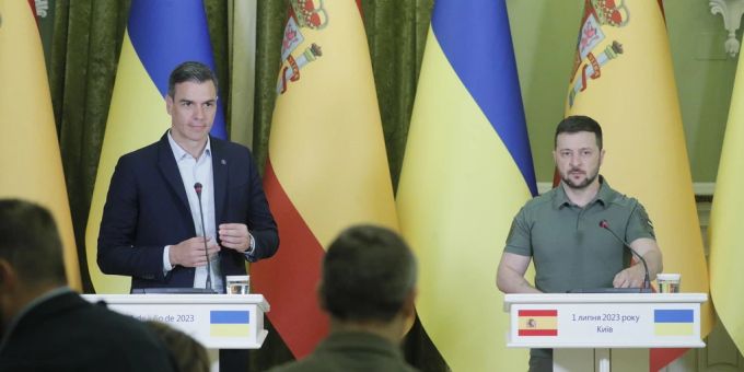 Der spanische Premierminister Pedro Sanchez (links) und der ukrainische Präsident Selenskyj hier in Kiew. (Archivbild) kiew