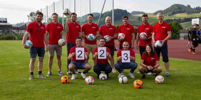 Das Organisationskomitee mit Roger Dietschi, Iwan Manser, Andrej Hörler, David Köppel, Serge Steinmann, Thomas Dörig, Mario Breitenmoser, Reto Koller (hinten von links) und Michael Sedda, Tobias Keller, Luca Mosti und Andrina Manser (vorne von links) präsentiert mit Freude die hohe Zahl von teilnehmenden Teams (auf dem Bild fehlt Lorenz Keller). 223 Team kommen zum Grümpeli FC Appenzell vom 23. bis 25. Juni 2023.