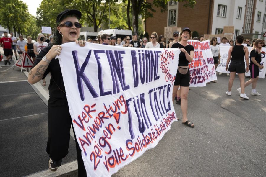 Rund 100 Personen nahmen an der Demo gegen Rammstein teil.