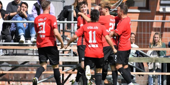 Debütant Simon Läderach lässt nach seinem Freistosstor zum 2:0 von seinen Mitspielern feiern.